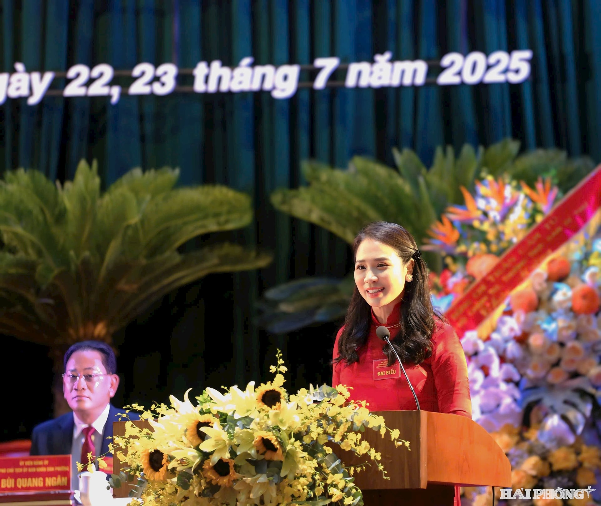 Đồng chí Nguyễn Thị Thu, Thành ủy viên, Bí thư Đảng ủy, Chủ tịch HĐND phường Hải An báo cáo dự thảo văn kiện Đại hội