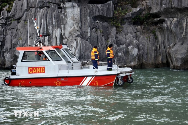 ttxvn-vu-lat-tau-tren-vinh-ha-long-no-luc-tim-kiem-2-nan-nhan-con-lai-2307-2.jpg