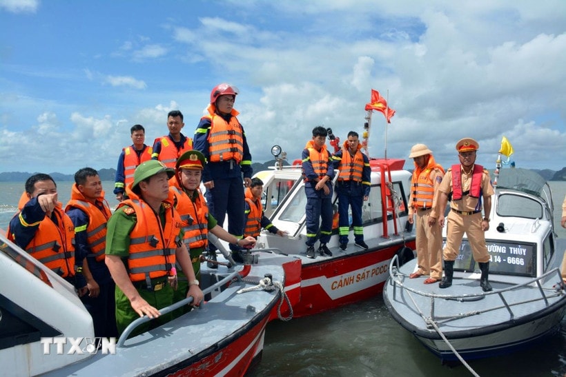 Đại tá Lê Hồng Vân, Phó Giám đốc Công an tỉnh Quảng Ninh (ngoài cùng bên trái) ra hiện trường chỉ đạo, động viên các lực lượng tìm kiếm. (Ảnh: Đức Hiếu/TTXVN)