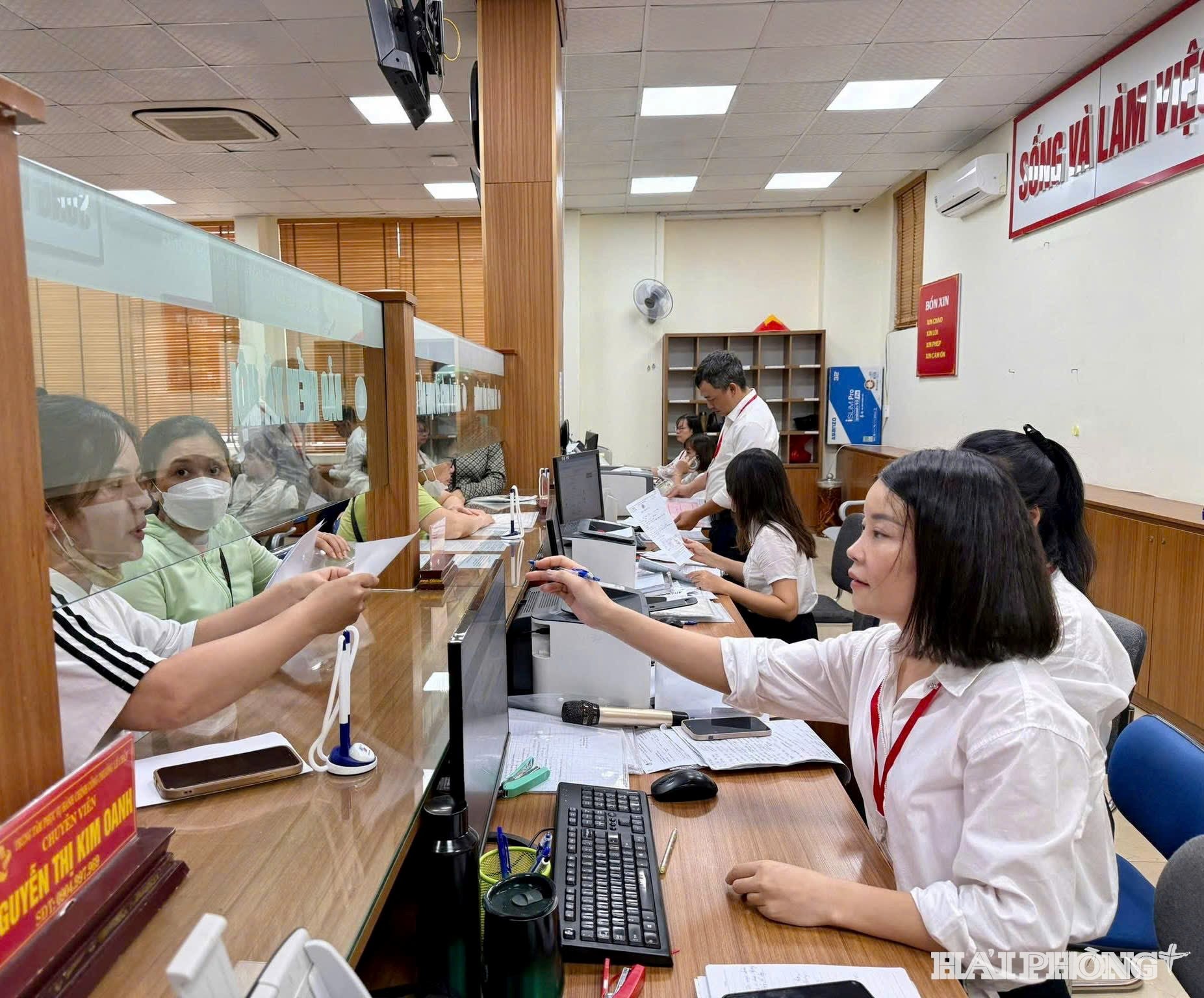 Công chức Trung tâm hục vụ hành chính công phường Lê Chân hỗ trợ người dân thực hiện thủ tục hành chính