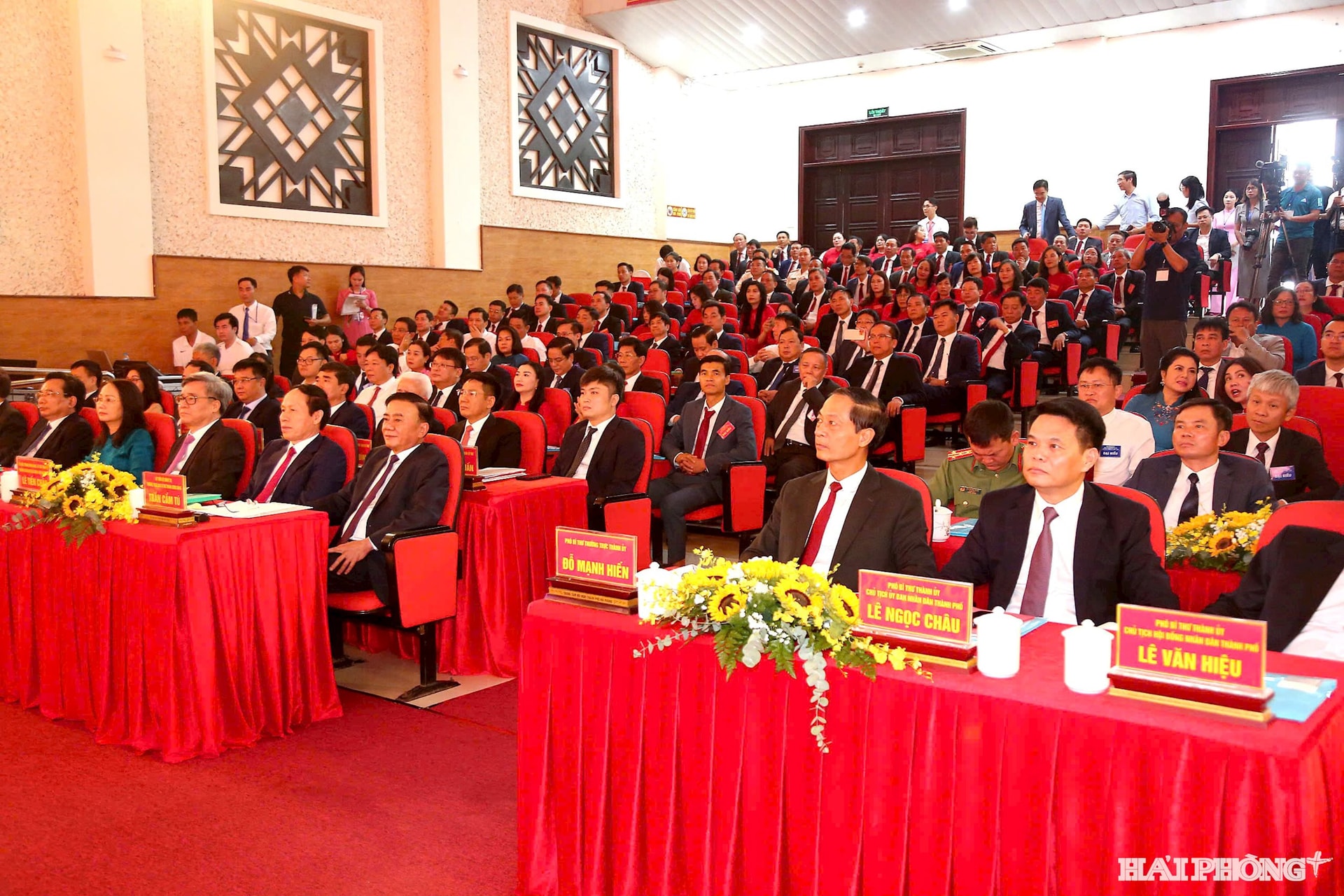 Các đồng chí lãnh đạo Trung ương, lãnh đạo thành phố dự chỉ đạo đại hội