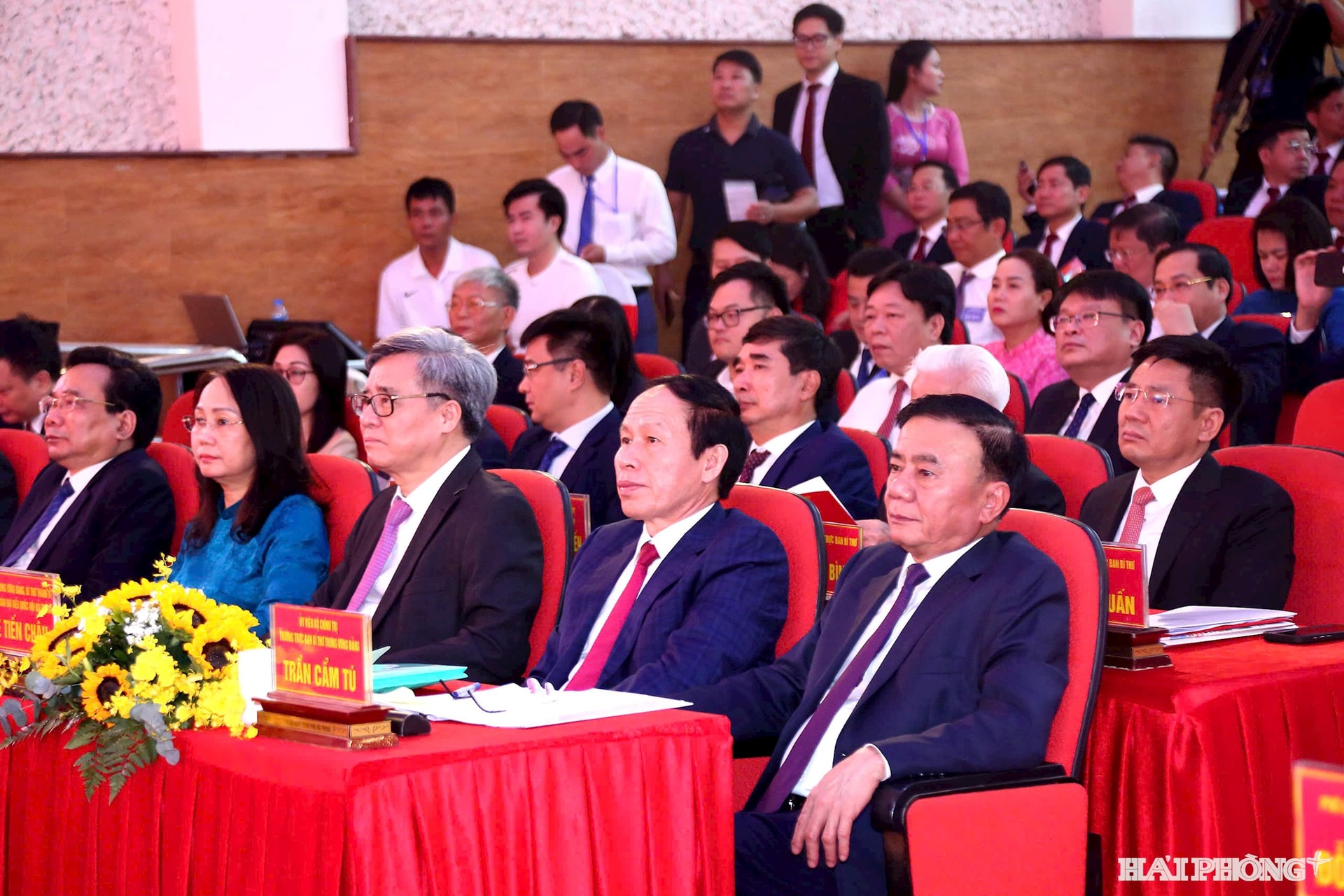 Các đồng chí Trần Cẩm Tú, Ủy viên Bộ Chính trị, Thường trực Ban Bí thư; Lê Tiến Châu, Ủy viên Trung ương Đảng, Bí thư Thành ủy, Trưởng đoàn đại biểu Quốc hội thành phố dự đại hô