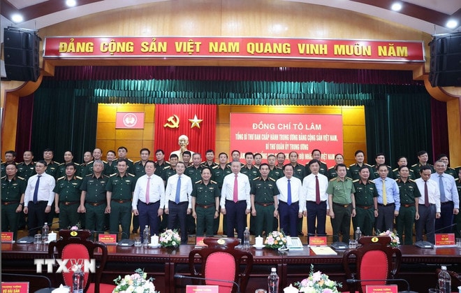 Tổng Bí thư Tô Lâm và các đại biểu chụp ảnh chung. (Ảnh: Thống Nhất/TTXVN) ttxvn-tong-bi-thu-to-lam-lam-viec-voi-tong-cuc-chinh-tri-quan-doi-nhan-dan-viet-nam-8166098-2.jpg