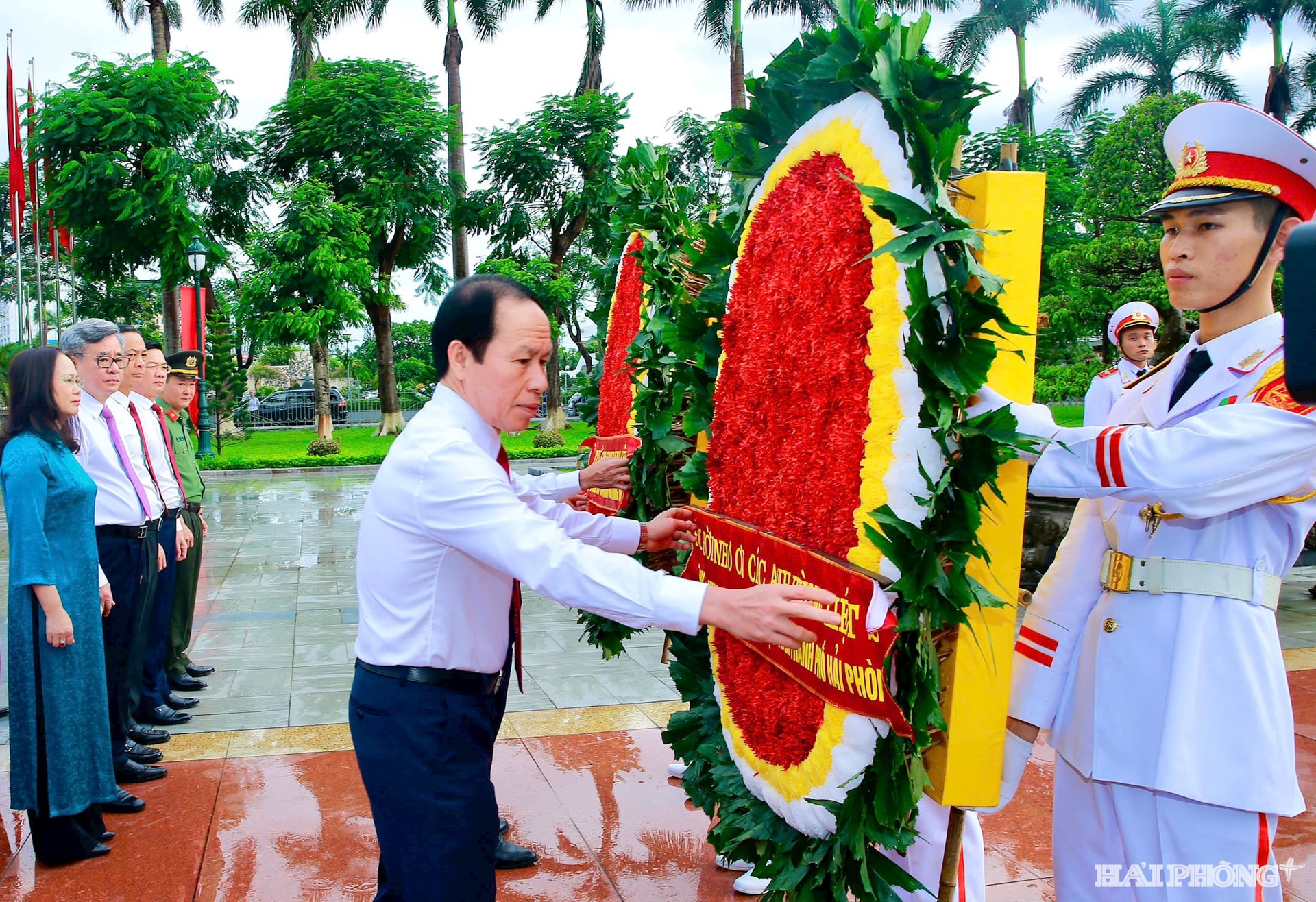  Đồng chí Lê Tiến Châu, Ủy viên Trung ương Đảng, Bí thư Thành ủy, Trưởng đoàn Đại biểu Quốc hội thành phố tiến hành các nghi thức dâng hương, dâng hoa