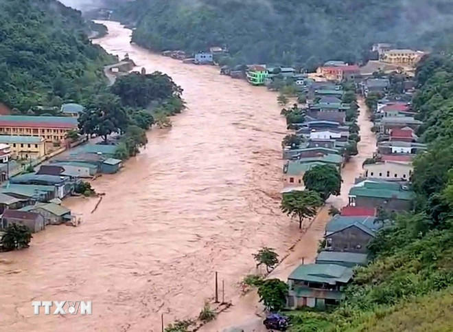Các địa phương chỉ đạo khẩn trương rà soát, kiểm đếm, thống kê đầy đủ, chính xác thiệt hại do bão, mưa lũ. (Nguồn ảnh: TTXVN) lu-quet.jpg