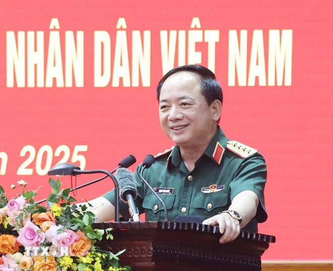 Đại tướng Trịnh Văn Quyết, Bí thư Trung ương Đảng, Ủy viên Thường vụ Quân ủy Trung ương, Chủ nhiệm Tổng cục Chính trị Quân đội nhân dân Việt Nam, trình bày báo cáo. (Ảnh: Thống Nhất/TTXVN) ttxvn-trinh-van-quyet.jpg