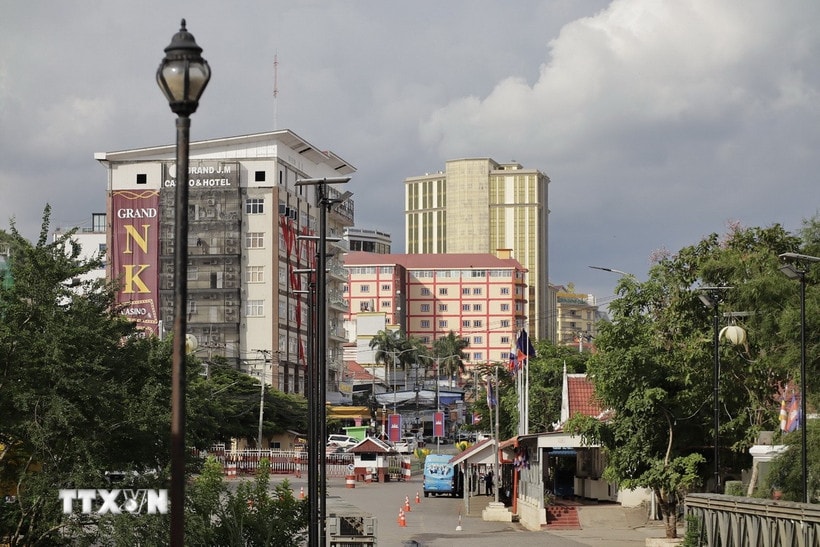 Phía Campuchia được chụp từ trạm kiểm soát biên giới Ban Pakkad ở quận Khlong Yai, tỉnh Chanthaburi, Thái Lan, ngày 16/6/2025. (Ảnh: THX/TTXVN)