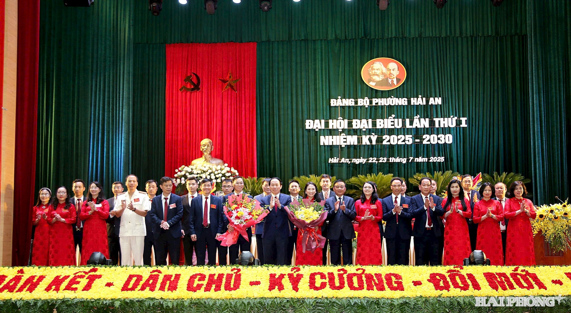 Các đồng chí Trần Cẩm Tú, Ủy viên Bộ Chính trị, Thường trực Ban Bí thư; Lê Tiến Châu, Ủy viên Trung ương Đảng, Bí thư Thành ủy, Trưởng đoàn đại biểu Quốc hội thành phố Hải Phòng tặng hoa chúc mừng Ban Chấp hành Đảng bộ phường Hải An