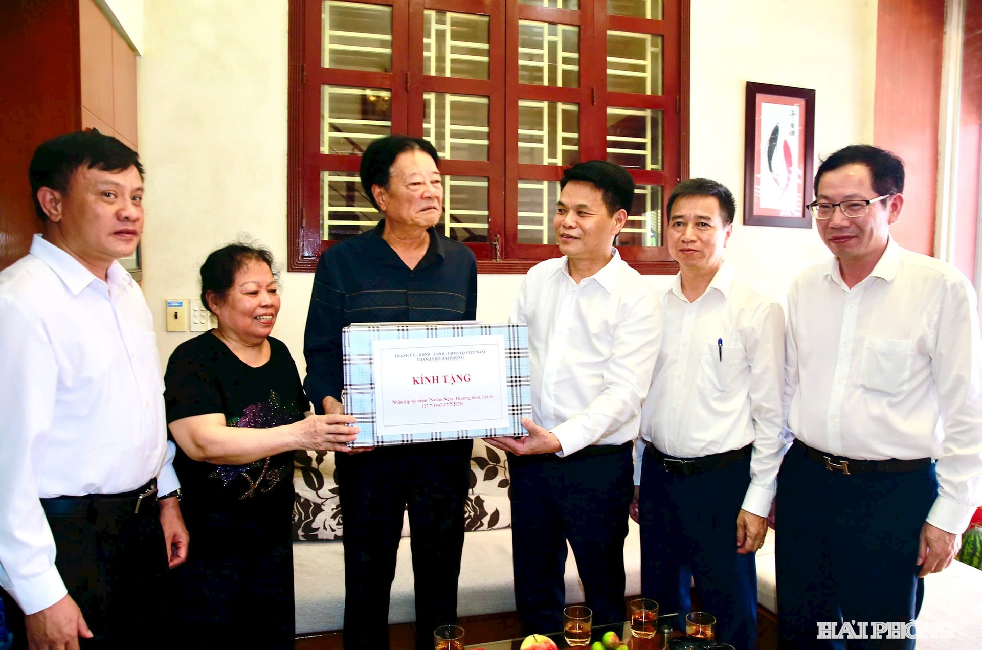 Đồng chí Lê Ngọc Châu, Phó Bí thư Thành ủy, Chủ tịch UBND thành phố thăm, tặng quà ông Vũ Văn Bình ở phường Lê Chân