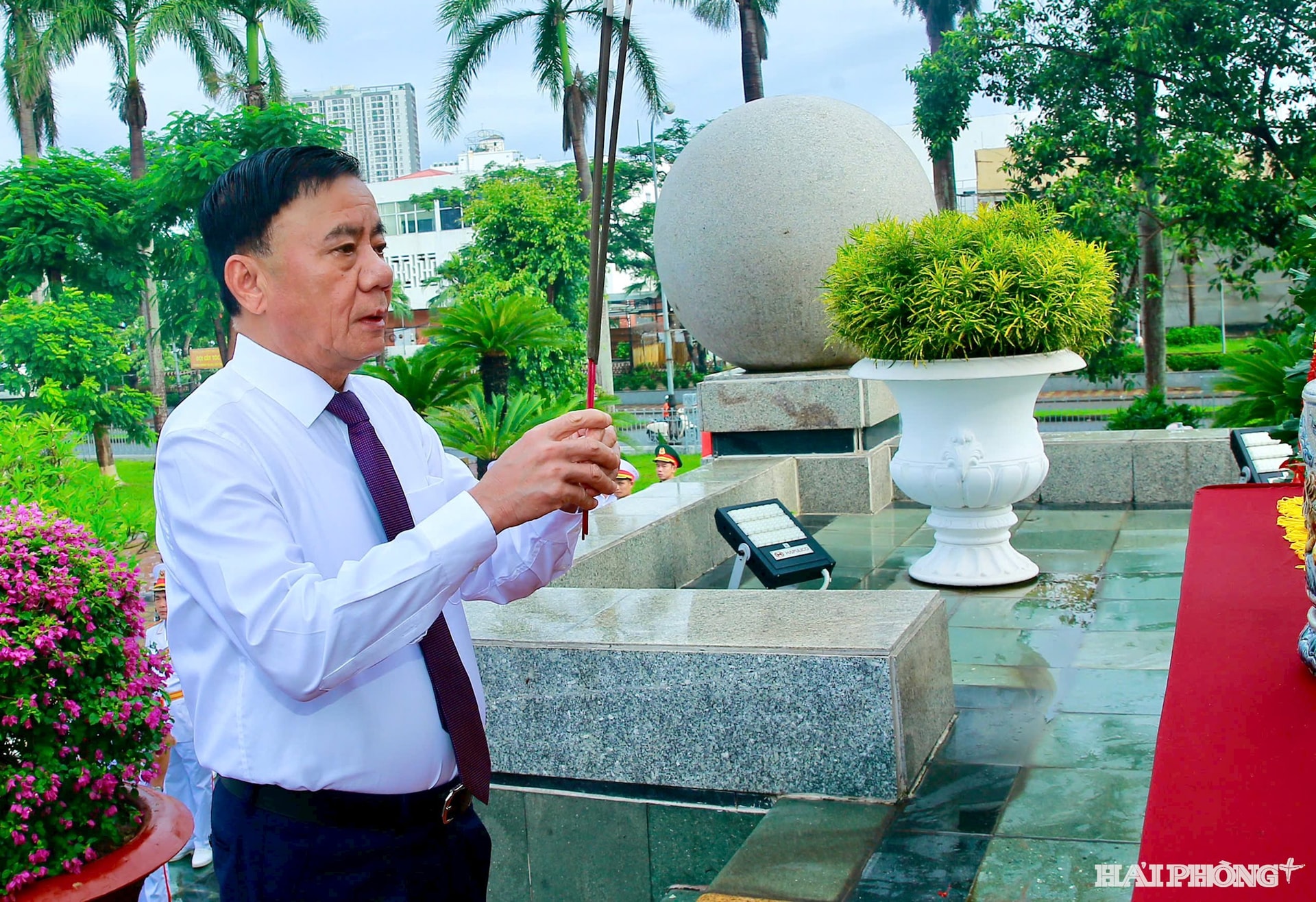Đồng chí Trần Cẩm Tú, Thường trực Ban Bí thư làm lễ dâng hươn