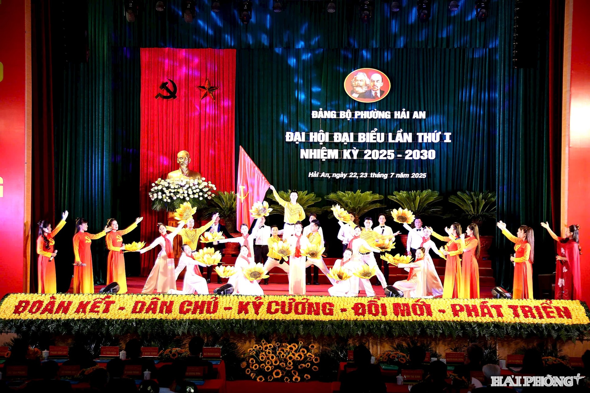Một tiết mục văn nghệ chào mừng Đại hội