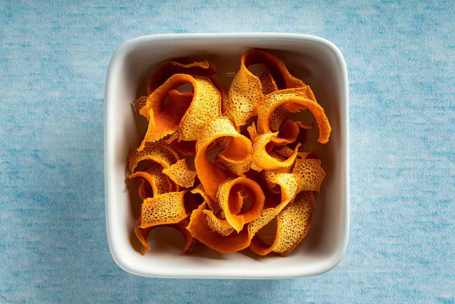 Đốt vỏ cam, quýt phơi khô là cách chống muỗi hiệu quả, tiện dụng. (Ảnh minh họa: 101 Cooking)