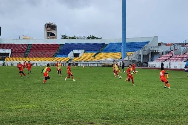 Đội tuyển bóng đá nữ Việt Nam đang tập luyện tại sân vận động Cẩm Phả (Quảng Ninh) chuẩn bị cho Giải bóng đá nữ vô địch Đông Nam Á 2025. Ảnh: VFF