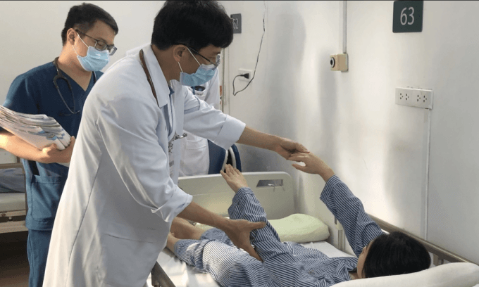 Một bệnh nhân nữ trẻ tuổi điều trị tại Trung tâm Đột quỵ, Bệnh viện Bạch Mai. Ảnh:Đỗ Hằng