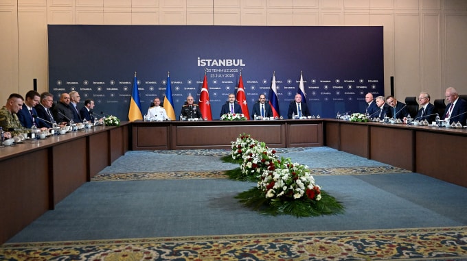 Phái đoàn Nga (phải) và Ukraine (trái) tham gia cuộc đàm phán tại Istanbul, Thổ Nhĩ Kỳ ngày 23/7. Ảnh: AFP