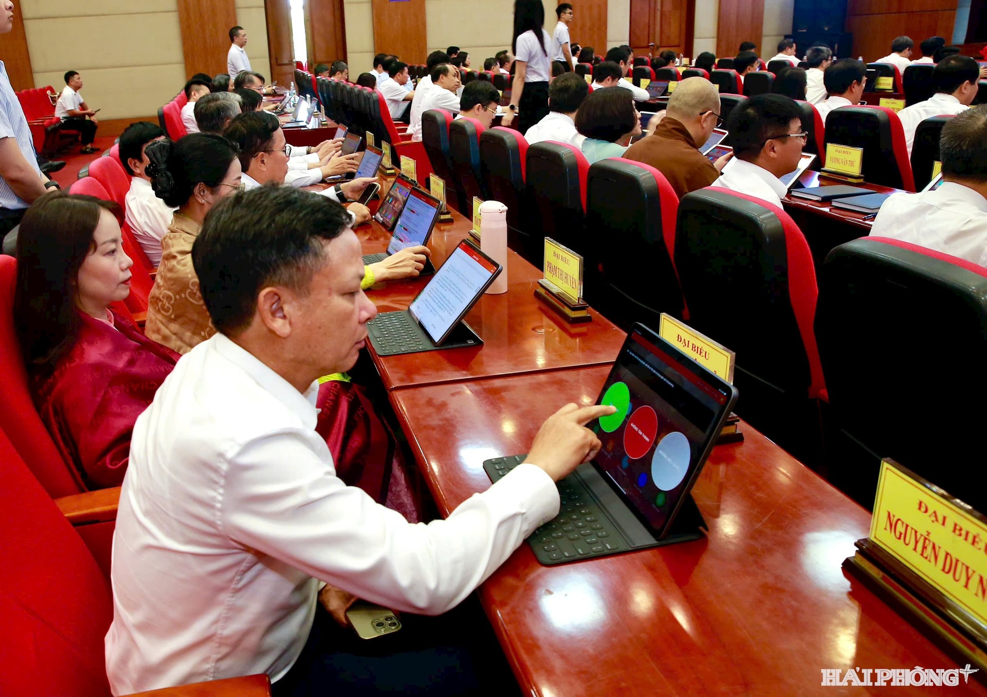 Các đại biểu HĐND thành phố biểu quyết thông qua các nghị quyết kỳ họp. Ảnh: DUY THÍNH