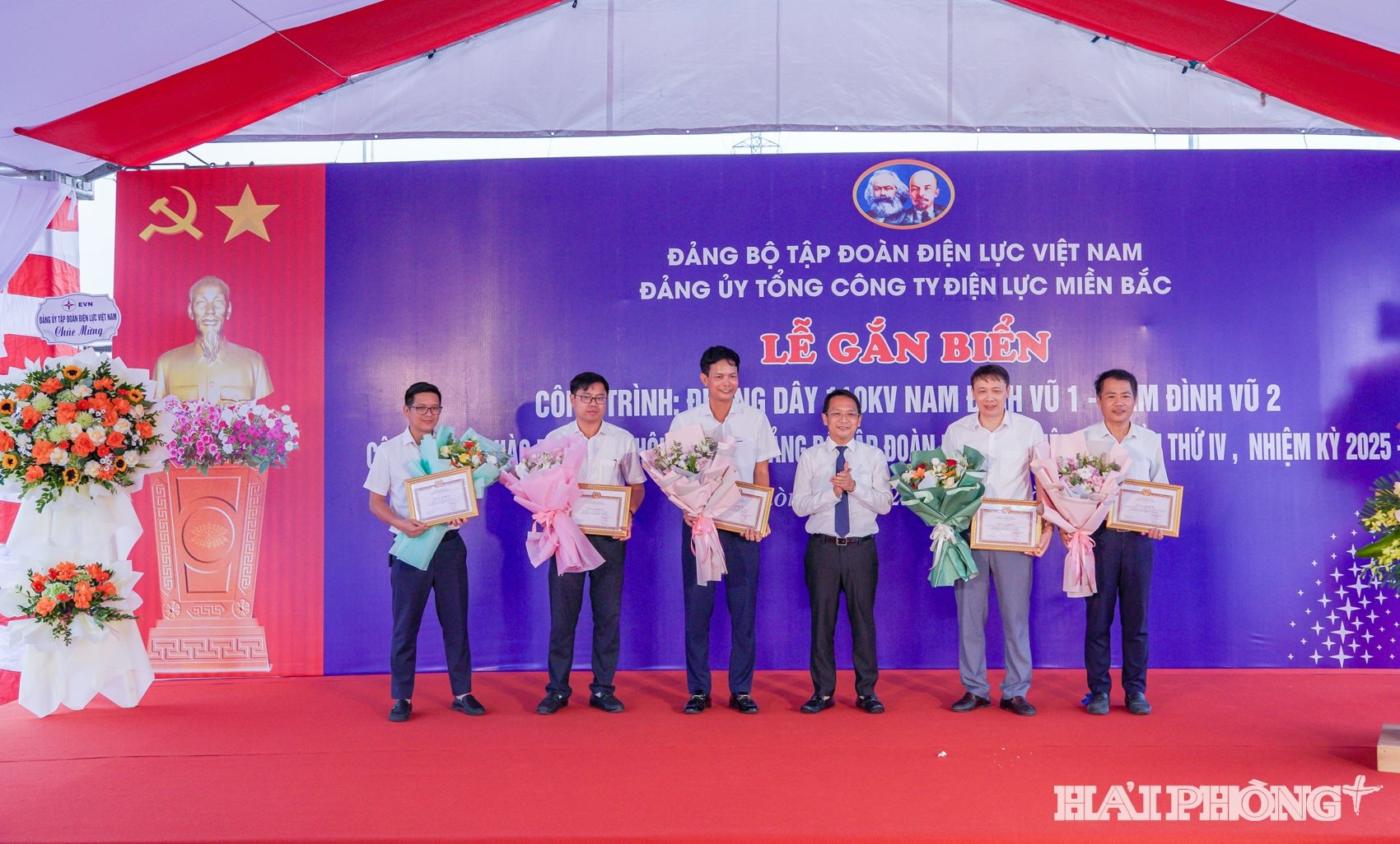 Đại diện Đảng uỷ Tổng công ty Điện lực miền Bắc biểu dương các tập thể, cá nhân có thành tích xuất sắc trong công tác đóng điện các dự án vượt tiến độ