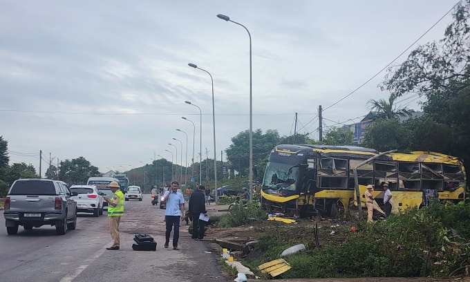 Chiếc xe gặp nạn bên lề quốc lộ 1. Ảnh: Hùng Lê