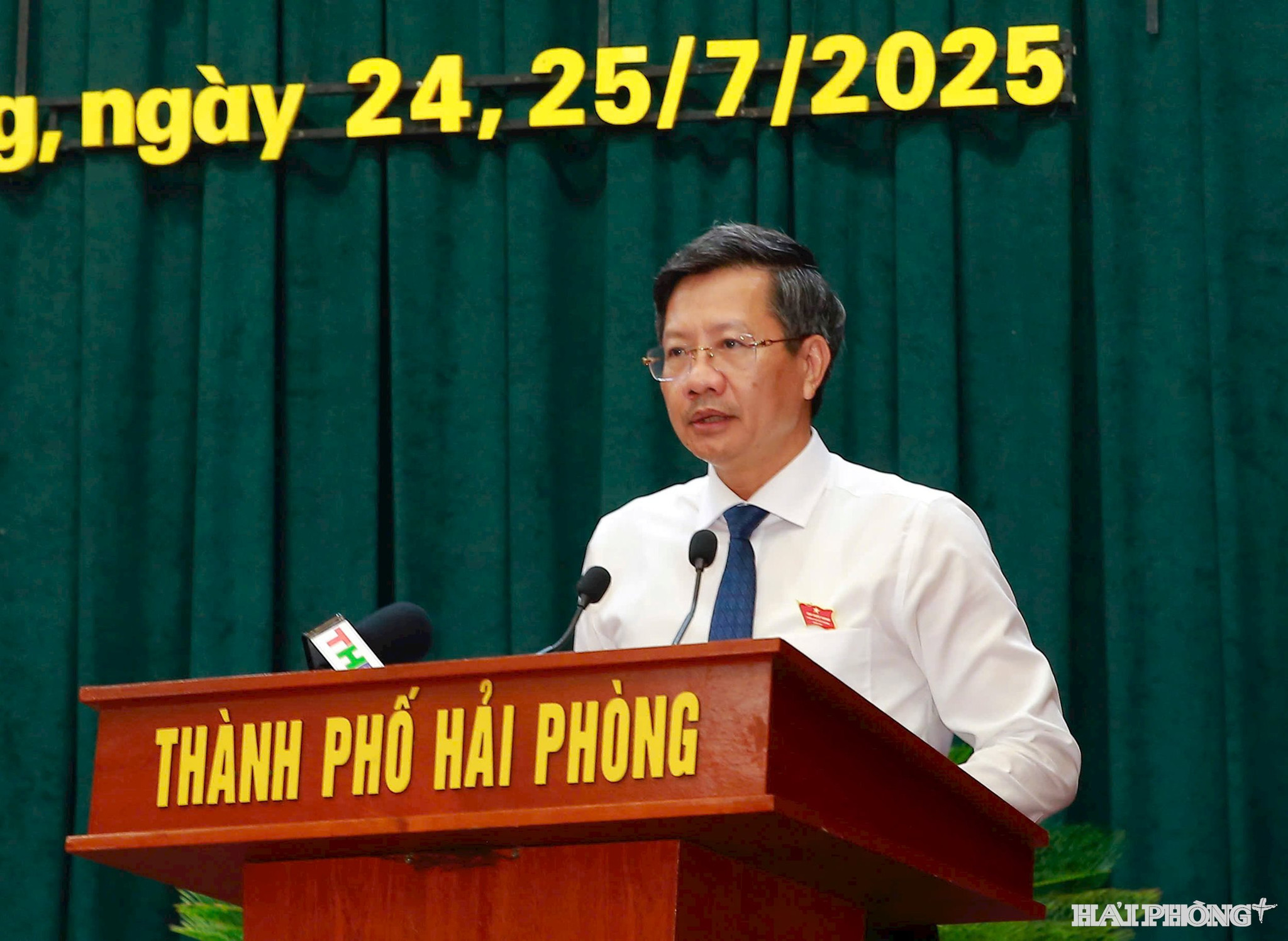 Đồng chí Lê Anh Quân, Uỷ viên Ban Thường vụ Thành uỷ, Phó chủ tịch Thường trực UBND thành phố trả lời và tiếp thu ý kiến của đại biểu HĐND thành phố và cử tri