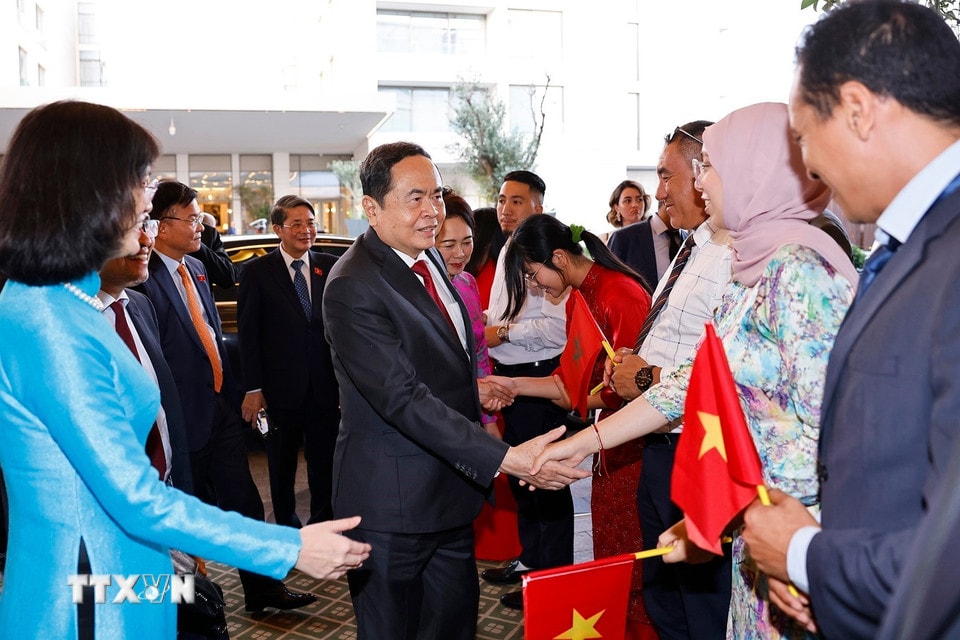 Đại sứ Việt Nam tại Maroc Lê Kim Quy cùng cán bộ, nhân viên Đại sứ quán và bà con người Việt Nam đón Chủ tịch Quốc hội Trần Thanh Mẫn và Phu nhân. (Ảnh: Doãn Tấn/TTXVN)