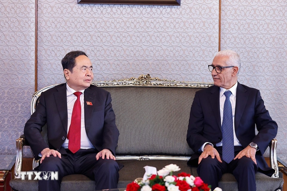 Chủ tịch Quốc hội Trần Thanh Mẫn gặp ngắn Chủ tịch Hạ viện Vương quốc Maroc Rachid Talbi Alami tại Sân bay Sale Rabat. (Ảnh: Doãn Tấn/TTXVN)