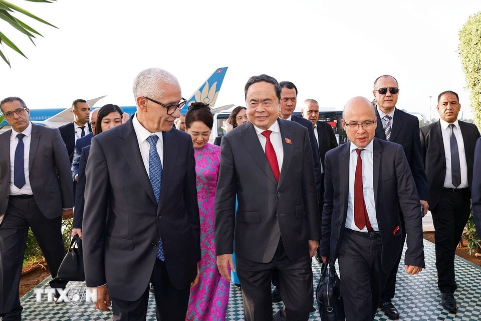 Chủ tịch Hạ viện Vương quốc Maroc Rachid Talbi Alami đón Chủ tịch Quốc hội Trần Thanh Mẫn và Phu nhân tại Sân bay Sale Rabat. (Ảnh: Doãn Tấn/TTXVN)