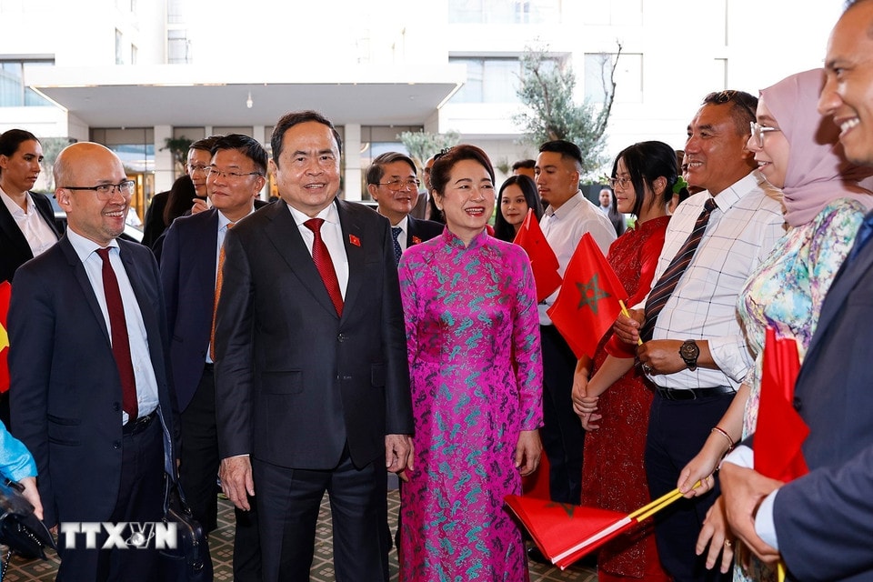 Đại sứ Việt Nam tại Maroc Lê Kim Quy, cán bộ, nhân viên Đại sứ quán Việt Nam cùng bà con người Việt Nam tại Maroc đón Chủ tịch Quốc hội Trần Thanh Mẫn và Phu nhân. (Ảnh: Doãn Tấn/TTXVN)