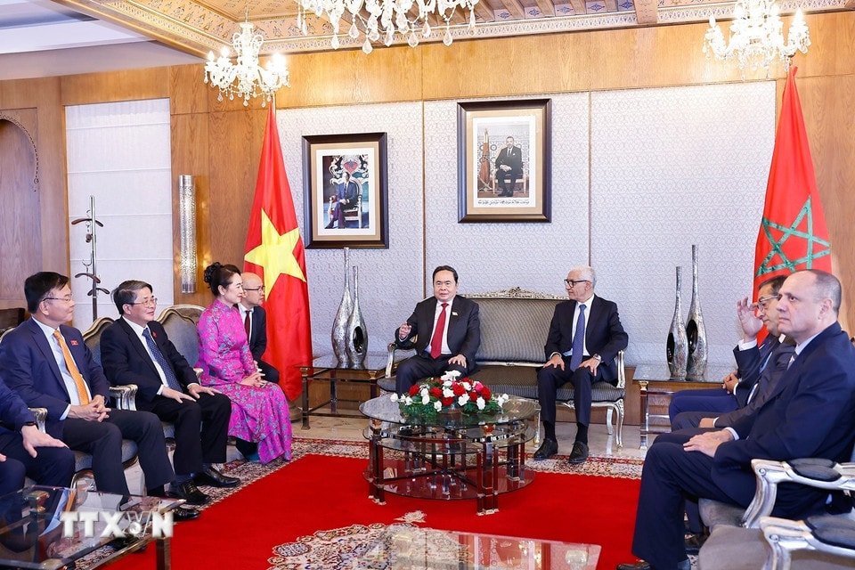 Chủ tịch Quốc hội Trần Thanh Mẫn gặp ngắn Chủ tịch Hạ viện Vương quốc Maroc Rachid Talbi Alami tại Sân bay Sale Rabat. (Ảnh: Doãn Tấn/TTXVN)