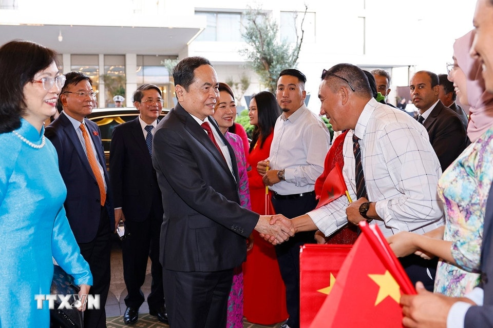 Đại sứ Việt Nam tại Maroc Lê Kim Quy cùng cán bộ, nhân viên Đại sứ quán và bà con người Việt Nam đón Chủ tịch Quốc hội Trần Thanh Mẫn và Phu nhân. (Ảnh: Doãn Tấn/TTXVN)