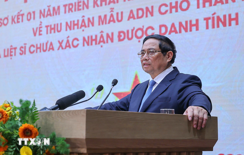 Thủ tướng Phạm Minh Chính phát biểu tại Hội nghị sơ kết công tác thu nhận mẫu ADN cho thân nhân liệt sỹ chưa xác định được danh tính trên toàn quốc. (Ảnh: Dương Giang/TTXVN)
