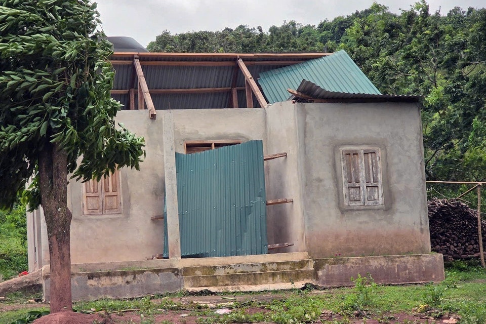 Many houses in La Lay commune, Quang Tri province, had their roofs blown off due to Storm No. 3. (Photo: VNA)