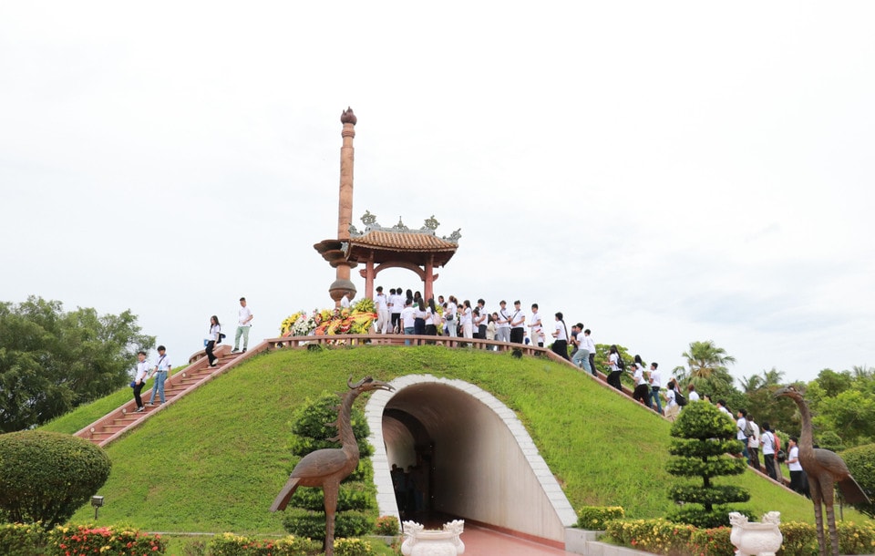 The delegation of overseas Vietnamese youth and students offers incense and flowers in tribute to war martyrs at the Quang Tri Ancient Citadel. (Photo: VNA)