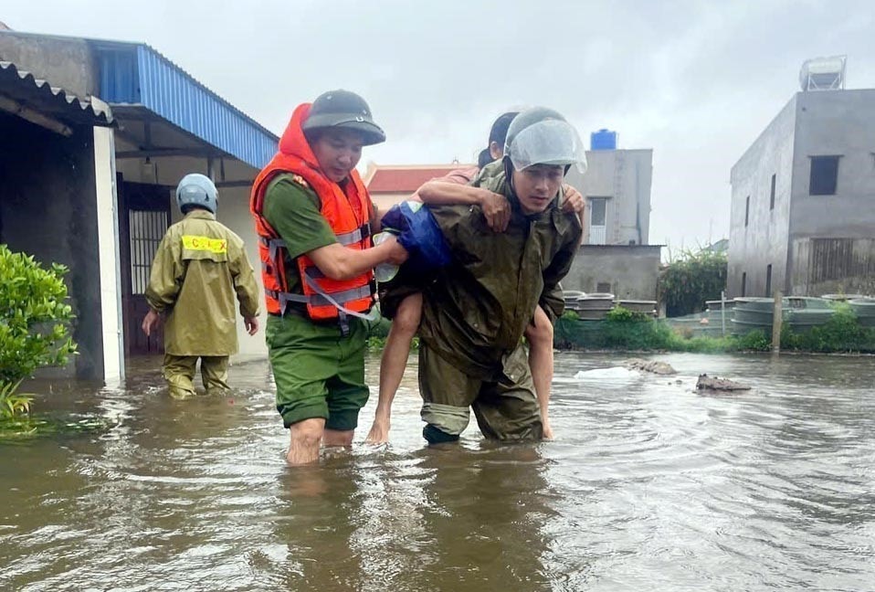 Police in Hai Thinh commune (Ninh Binh province) mobilised about 30 officers to coordinate with local authorities in helping residents move to safety. (Photo: VNA)