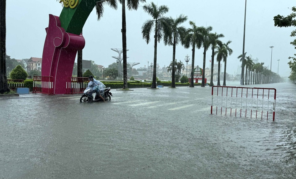 Due to deep flooding, many motorbikes and cars stalled on Phan Chu Trinh street, Hac Thanh ward (Thanh Hoa province). (Photo: VNA)