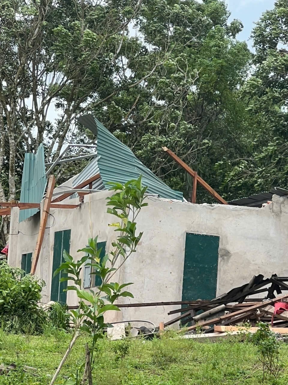 Many houses in La Lay commune, Quang Tri province, had their roofs blown off due to Storm No. 3. (Photo: VNA)