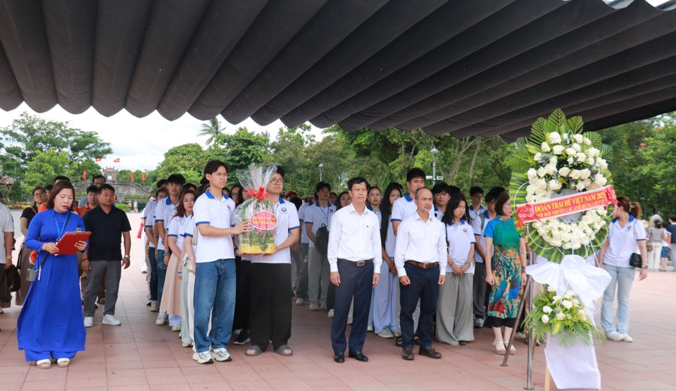 The delegation of overseas Vietnamese youth and students offers incense and flowers in tribute to war martyrs at the Quang Tri Ancient Citadel. (Photo: VNA)