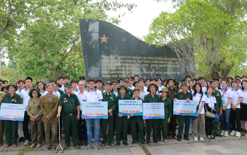 The overseas Vietnamese delegation presents gifts worth 100 million VND (about 3,800 USD) to war veterans and former youth volunteers. (Photo: VNA)