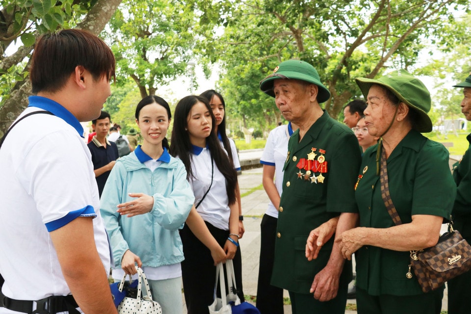 Members of the youth and student delegation meet with war veterans and former youth volunteers. (Photo: VNA)