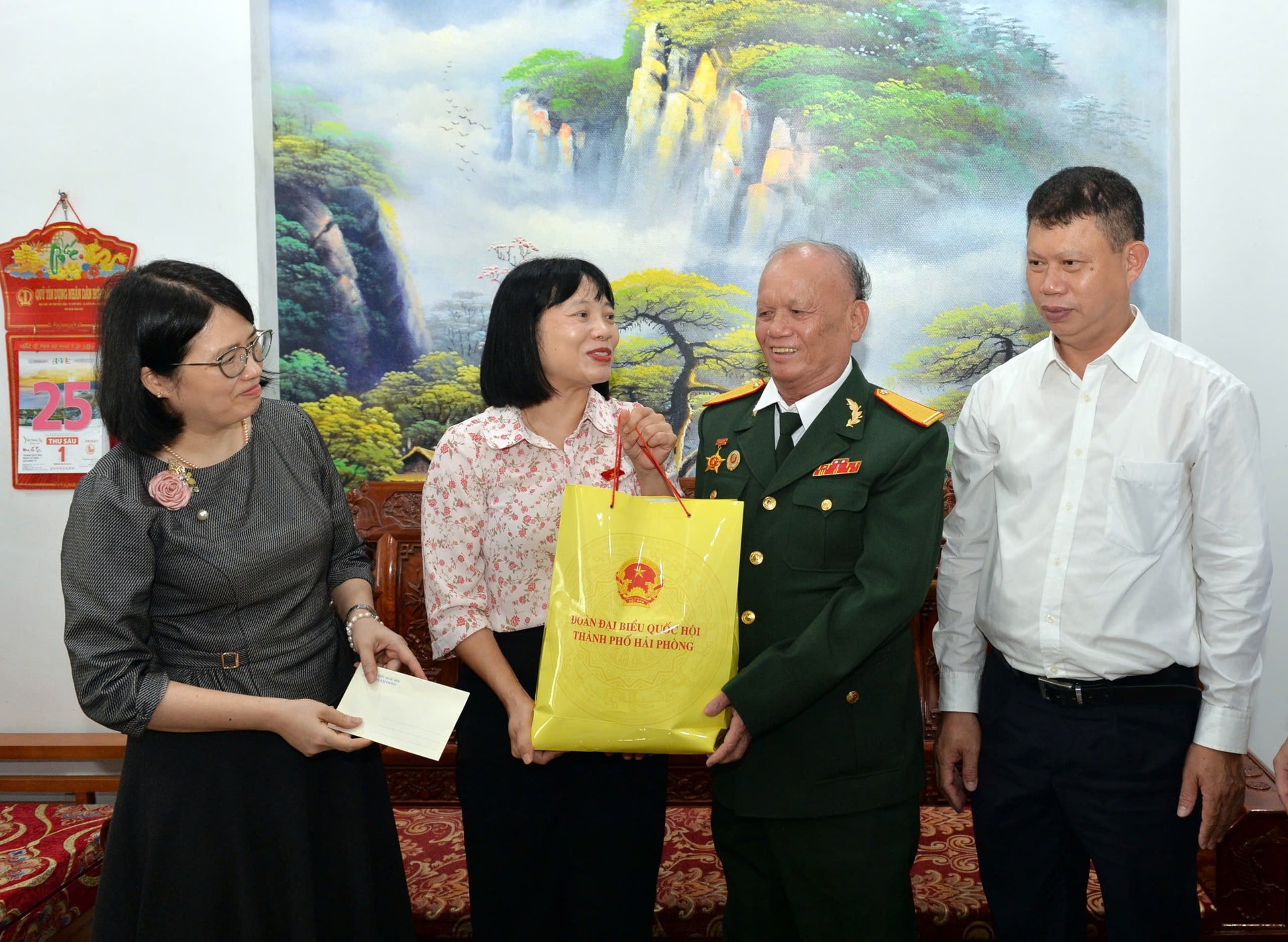 Đoàn đại biểu Quốc hội thành phố Hải Phòng tặng quà người có công ở ...