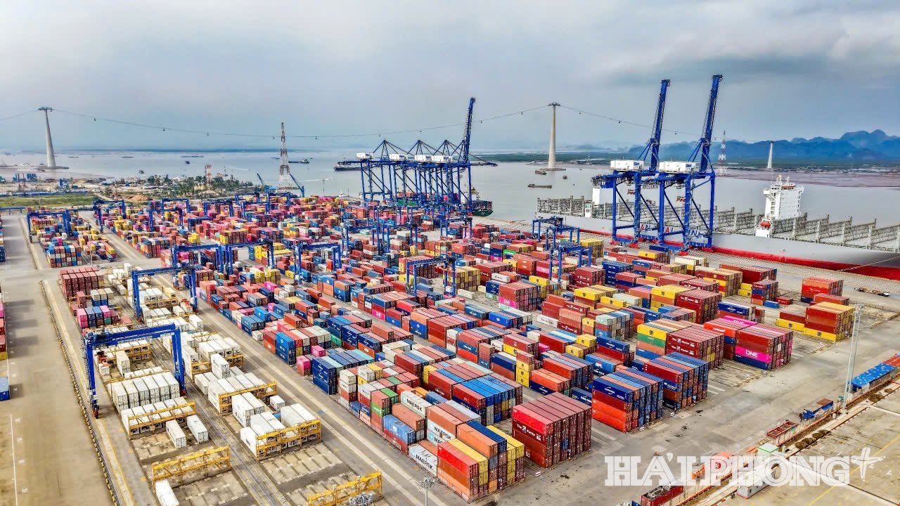 Khối lượng hàng hóa thông qua khu bến Lạch Huyện liên tục tăng trưởng ấn tượng. Ảnh: LÊ DŨNG 