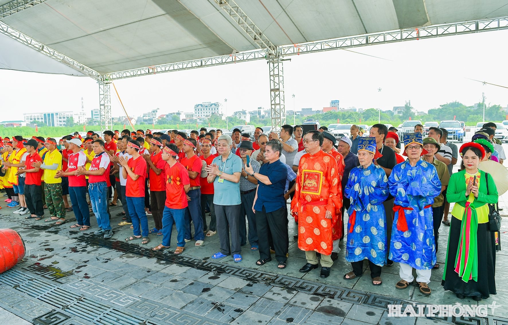 Song song với phần lễ , bên ngoài Trung tâm Văn hóa Xứ Đông, Trung tâm Văn hóa, Thể thao và Truyền thông phường Lê Thanh Nghị tổ chức khai mạc phần hội với nhiều hoạt động văn hóa, thể thao