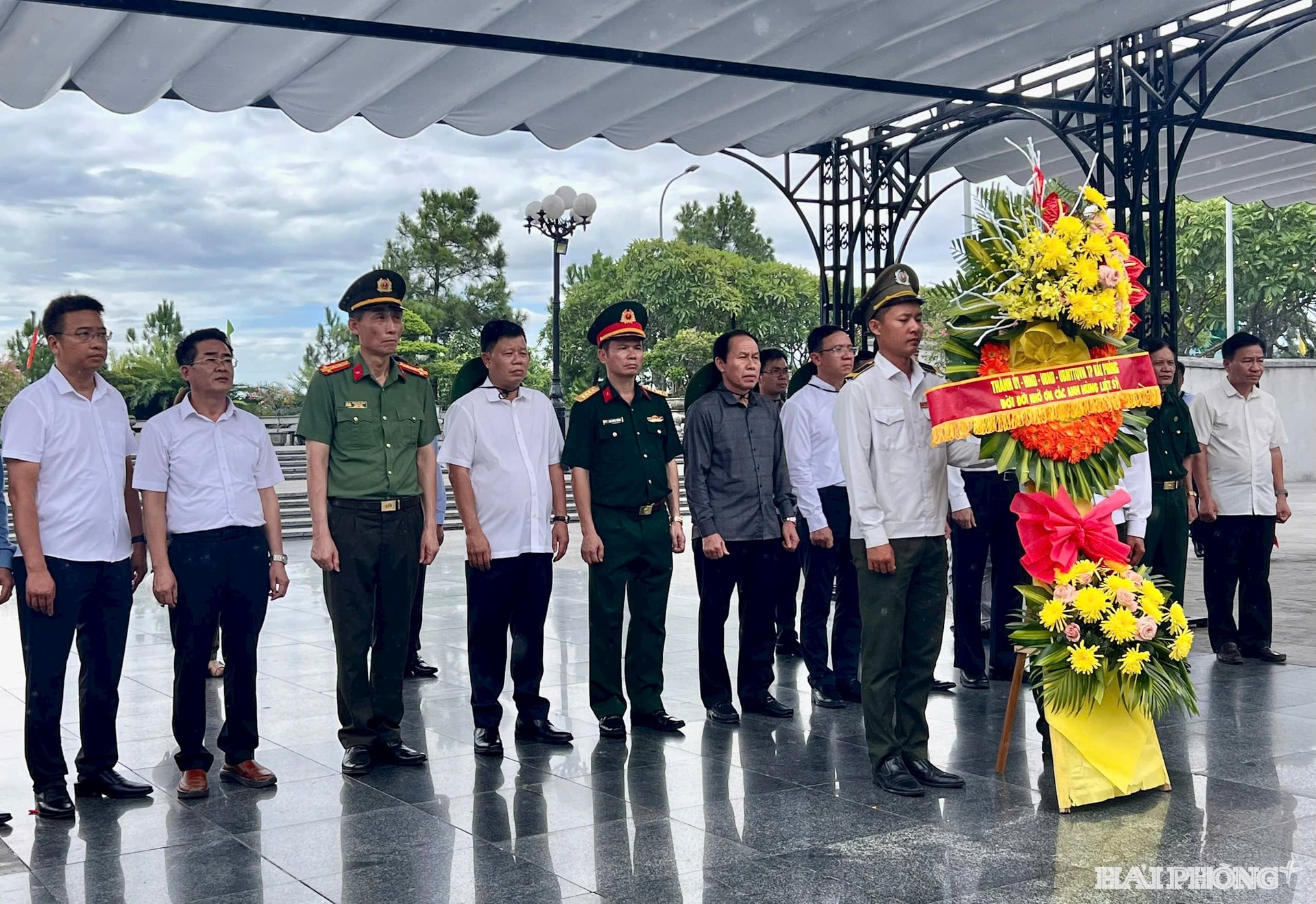 Đồng chí Bí thư Thành uỷ Lê Tiến Châu và đoàn đại biểu thành phố Hải Phòng dâng hương, dâng hoa tại Nghĩa trang liệt sĩ quốc gia đường 9