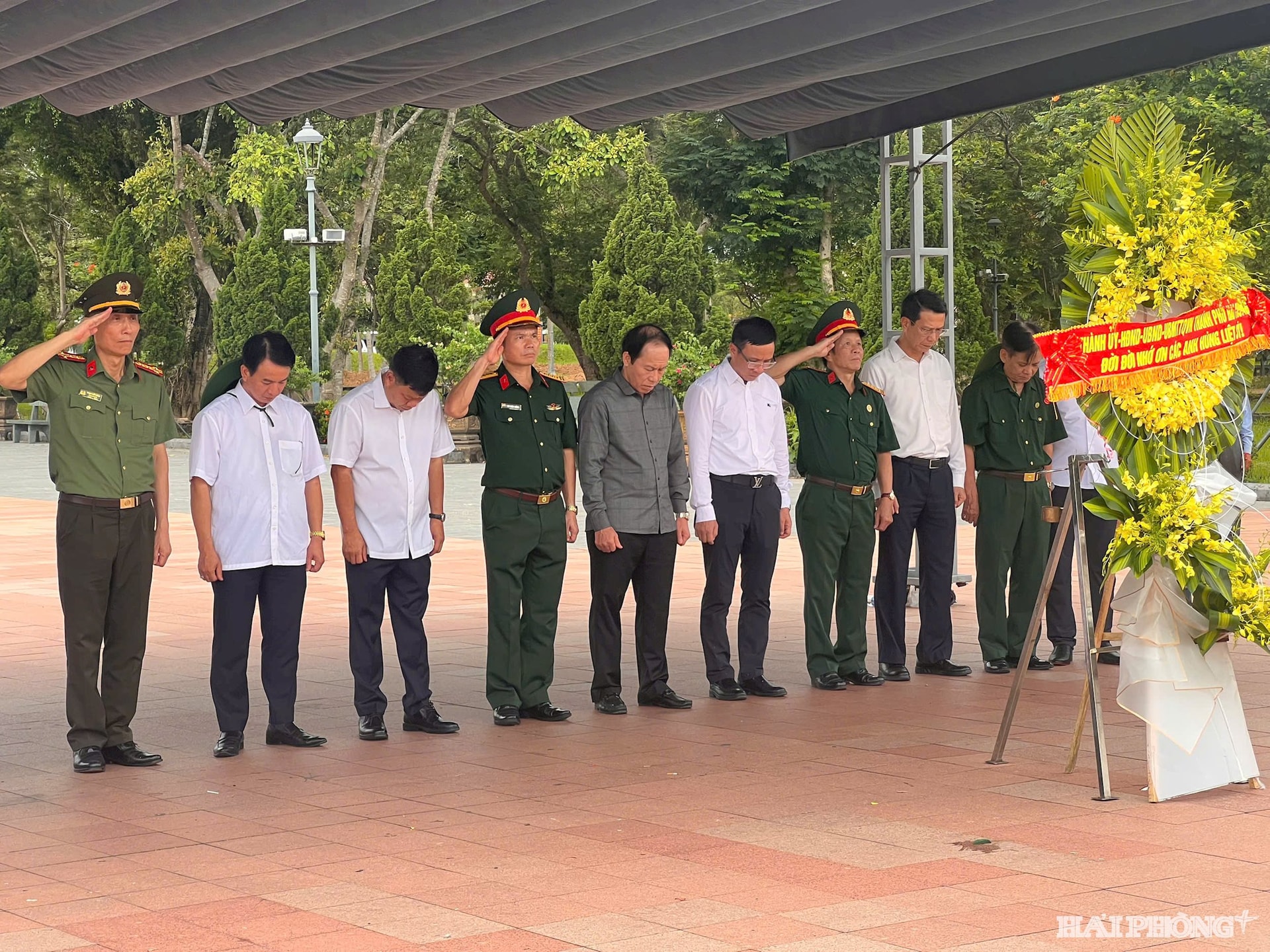 Đồng chí Bí thư Thành uỷ và đoàn đại biểu thành phố dâng hương, dâng hoa tri ân các anh hùng liệt sĩ tại di tích thành cổ Quảng Trị.