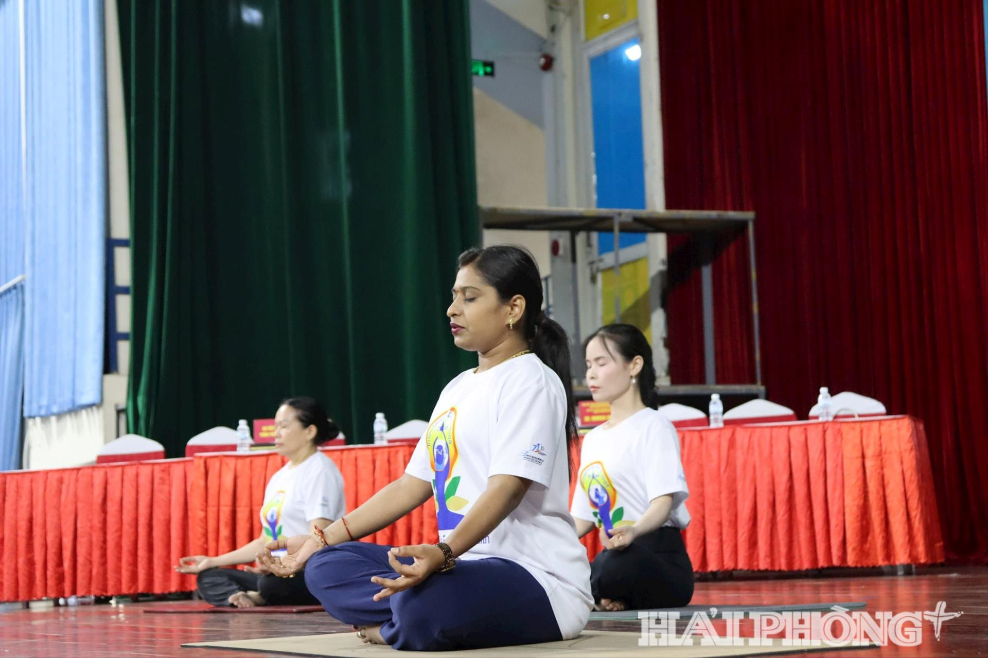  Huấn luyện viên người Ấn Độ hướng dẫn các thao tác cơ bản của yoga