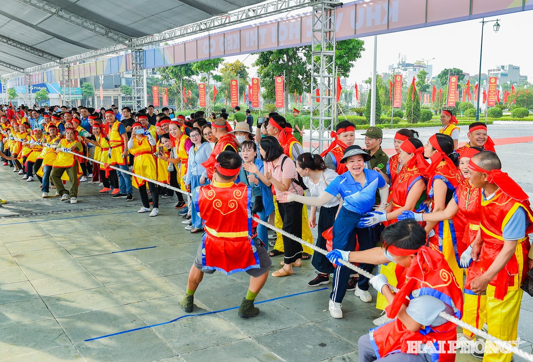 6 đội thi kéo co tham dự ngày hội với không khí vui khỏe, tạo động lực để bảo vệ, giữ gìn an ninh trật tự, xây dựng các phong trào thi đua