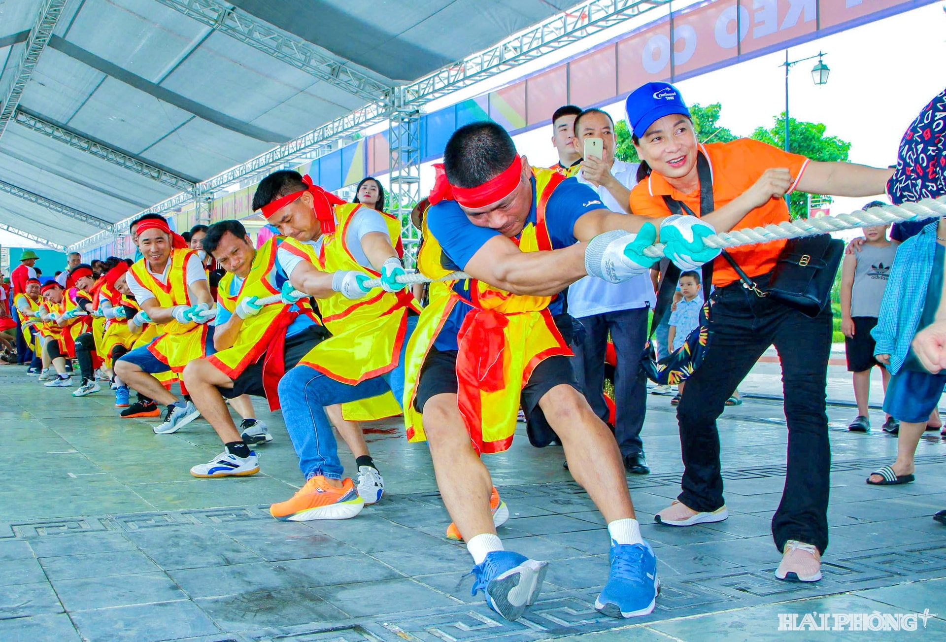 Các vận động viên kéo co nỗ lực hết mình. Kết quả, đội Đức Minh 1 giành giải nhất cuộc thi 