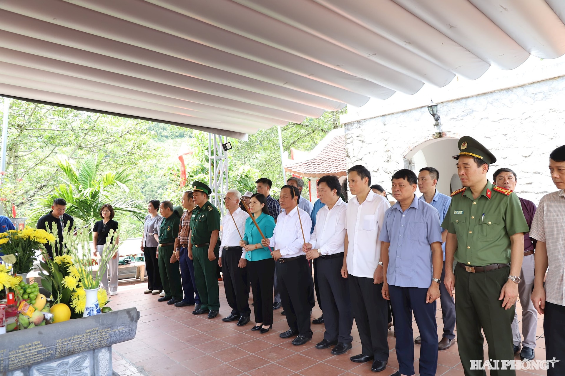 Đồng chí Chủ tịch HĐND thành phố Lê Văn Hiệu cùng đoàn đại biểu dâng hương tại Đài liệt sĩ điểm cao 468, xã Thanh Thuỷ, tỉnh Tuyên Quang