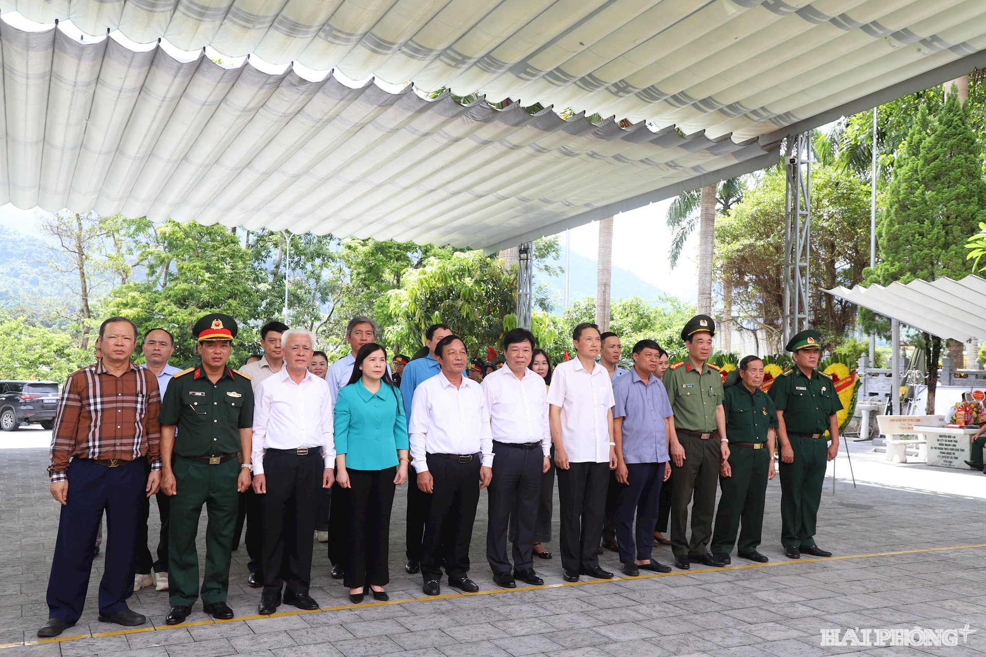 Đoàn đại biểu thành phố Hải Phòng dâng hương tại Nghĩa trang liệt sĩ quốc gia Vị Xuyên