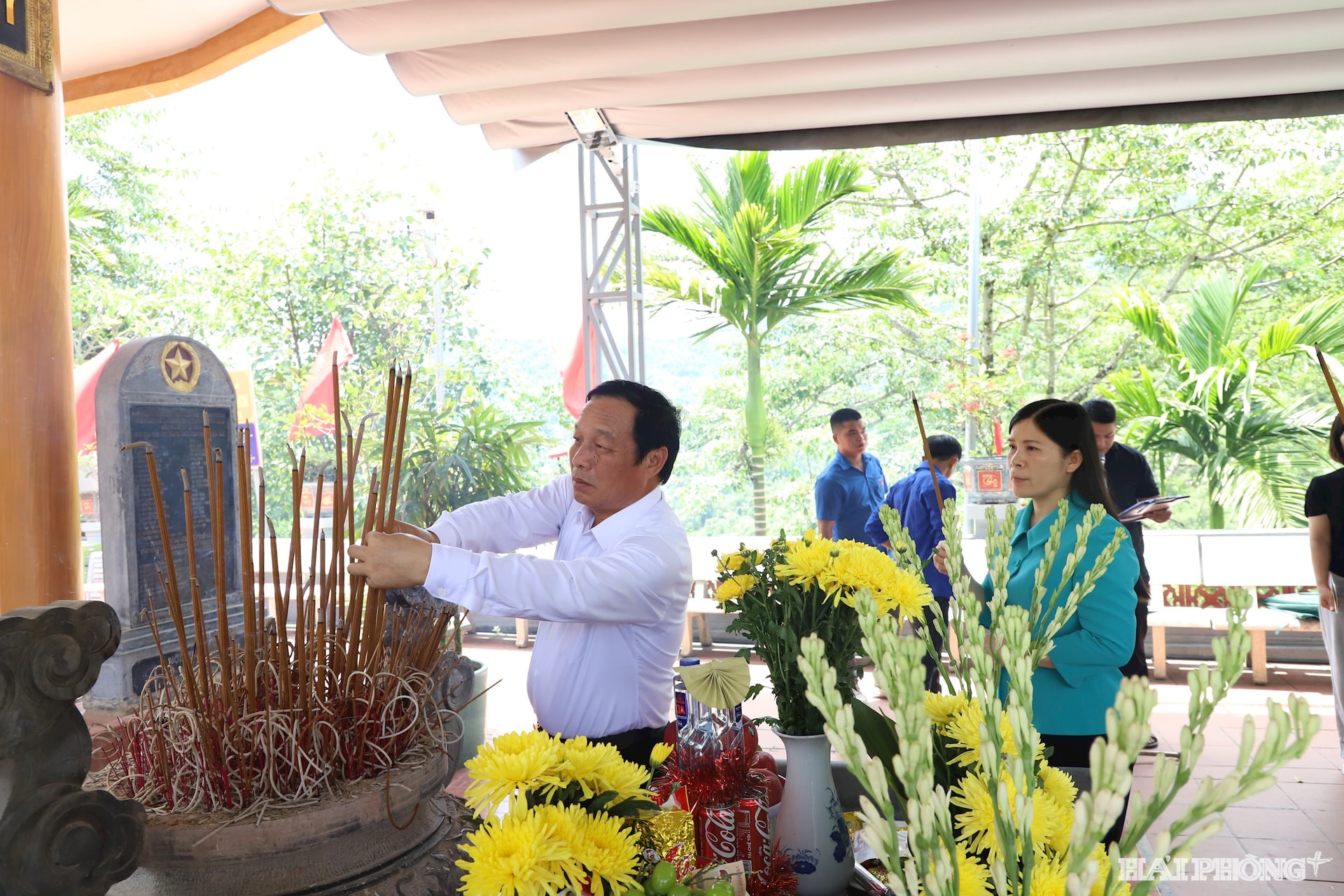 Đồng chí Chủ tịch HĐND thành phố Lê Văn Hiệu dâng hương tại Nghĩa trang liệt sĩ quốc gia Vị Xuyên