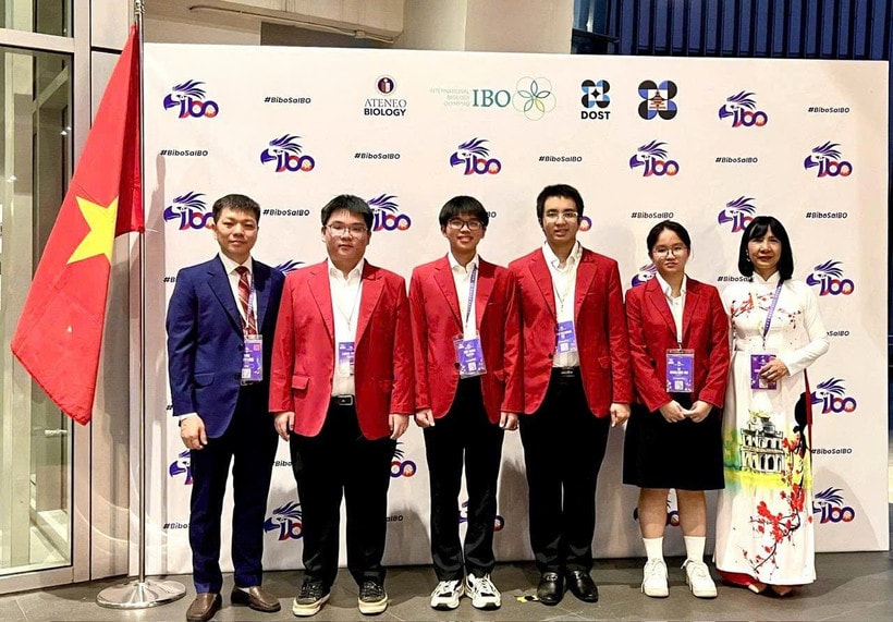 Đoàn Việt Nam tại tại Olympic Sinh học Quốc tế năm 2025 (từ trái sang phải): Phó Giáo sư, Tiến sỹ Đinh Đoàn Long, Trưởng đoàn; các học sinh Nguyễn Lương Thái Duy, Nguyễn Hữu Thành, Bùi Hoàng Đại Dương, Lê Hoàng Kiều Anh; Phó Giáo sư, Tiến sỹ Lê Thị Phương Hoa, Phó Trưởng đoàn. (Ảnh: Bộ GD-ĐT)